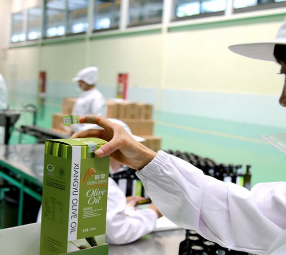 公司國(guó)通“訂單農(nóng)業(yè)”模式，獨(dú)創(chuàng)8小時(shí)限時(shí)鮮榨，從手工采摘、按質(zhì)收購(gòu)、便捷運(yùn)輸、純物理冷榨、充氮低恒溫儲(chǔ)存、灌裝等全程管理，并通過(guò)嚴(yán)格的品質(zhì)控..