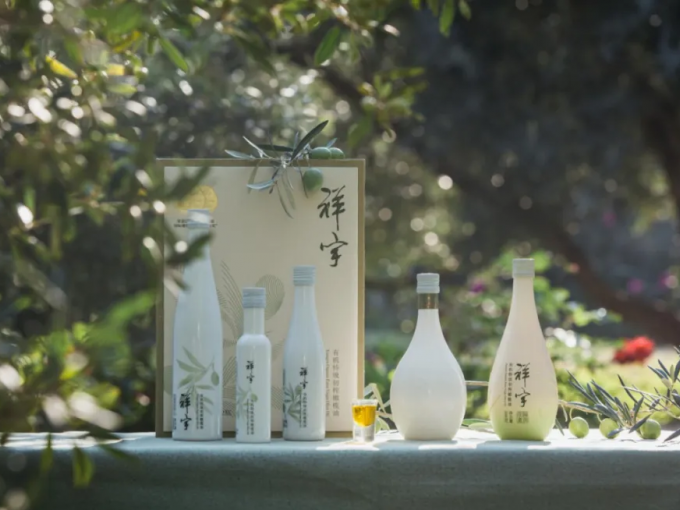 從甘肅隴南的青山幽谷，到一線(xiàn)城市的高端賣(mài)場(chǎng)；從一顆油橄欖在晨露中初綻的青澀，到一..